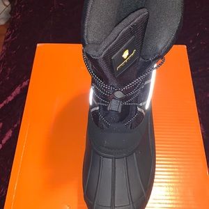 Men snow boots never worn née with tags